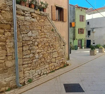 Prodajem renoviranu kamenu kucu - cover