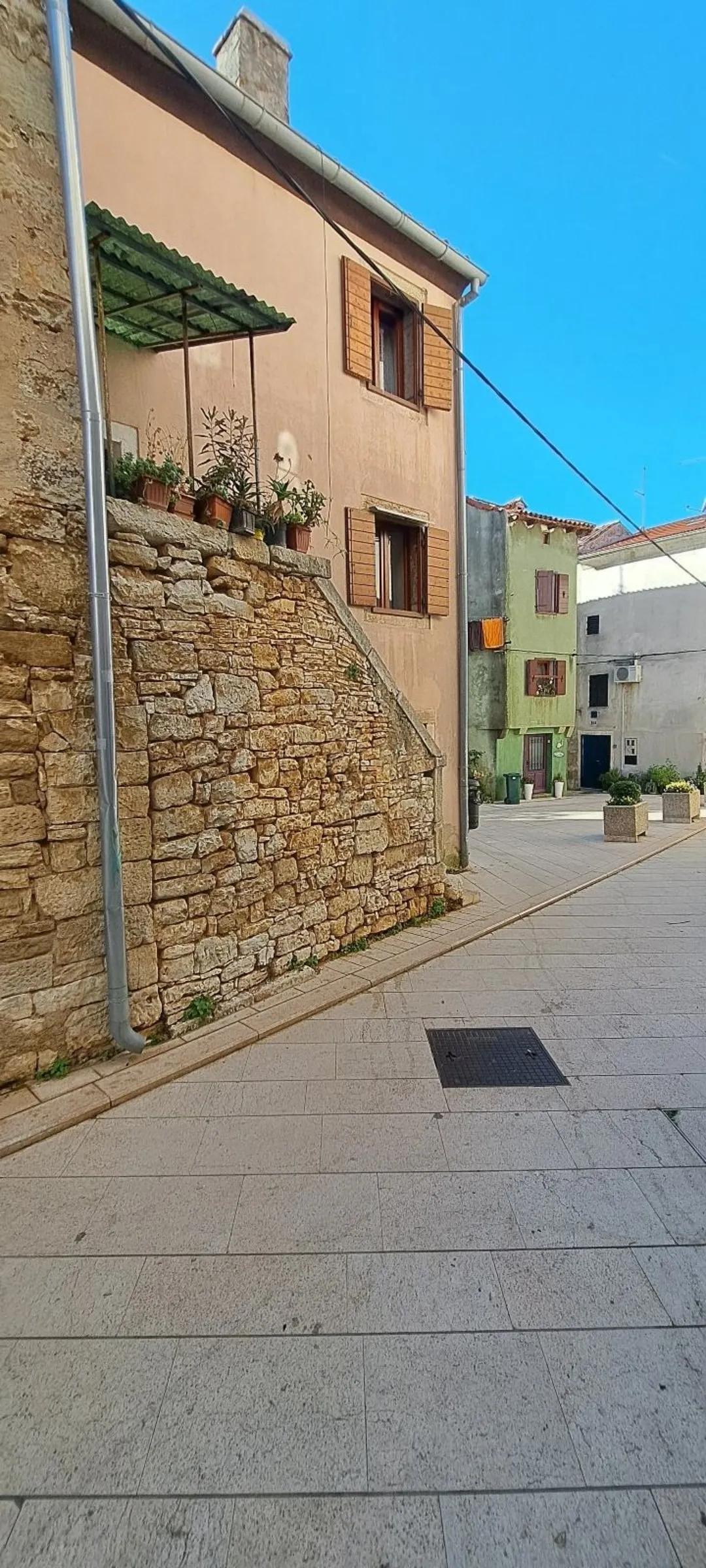 Prodajem renoviranu kamenu kucu - cover