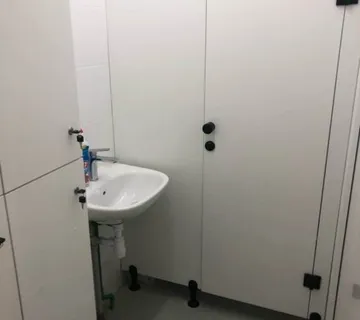 WC PREGRADE I SANITARNE KABINE SA VRATIMA IZRAĐENE PO MIJERI - cover