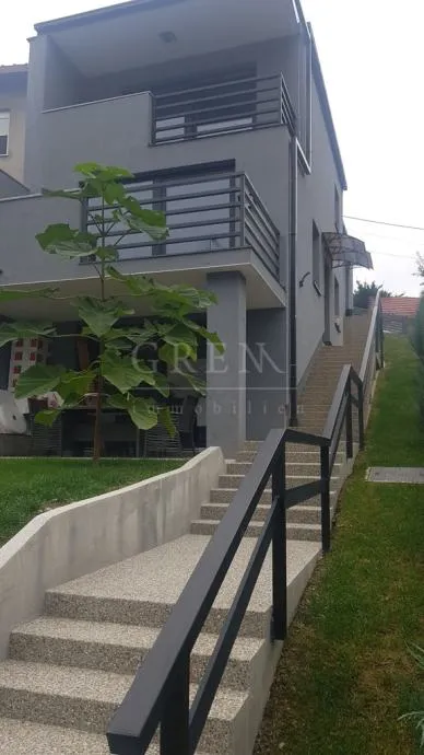 Kuća Zagreb Kustošija, 140 m2+garaža+dvorište (prodaja) (prodaja) - cover