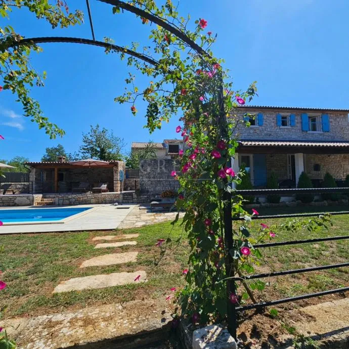 Istarska kamena kuća sa velikom okućnicom udaljena 10 km od mora - cover