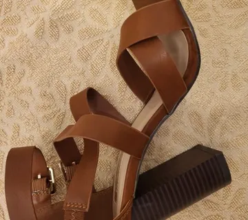 Nove smeđe sandale - cover