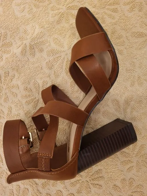 Nove smeđe sandale - cover