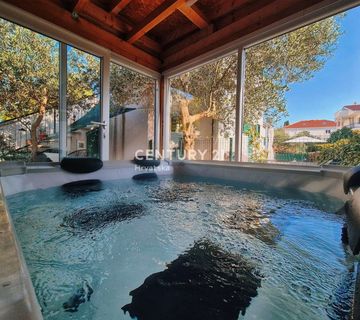 Kuća s 2 stambene jedinice i vrtovima, 350 m od plaže, Kaštel Lukšić - cover