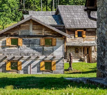 LIKA – ograđeno imanje 40.000 m² s 11 obnovljenih kuća - cover