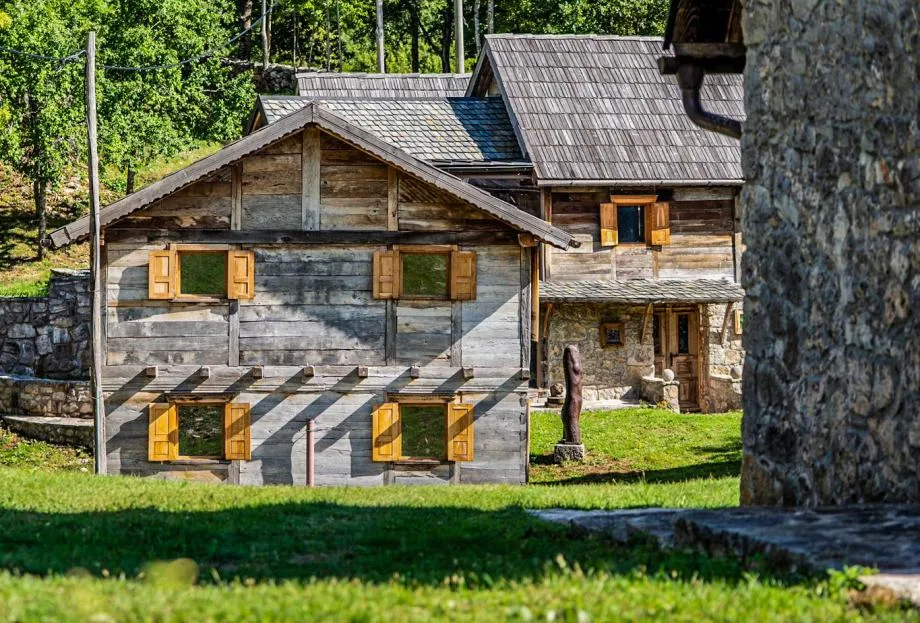 LIKA – ograđeno imanje 40.000 m² s 11 obnovljenih kuća - cover