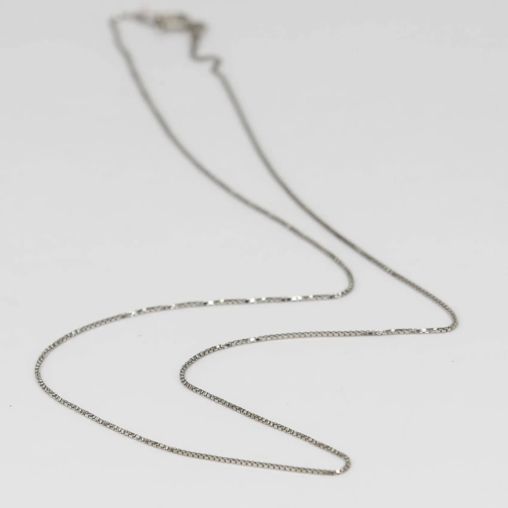 Srebrni lančić Ezra - cover