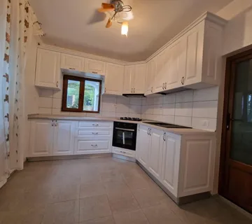 Kuhinja rustikalna fronta sa lakiranom ukladom - cover