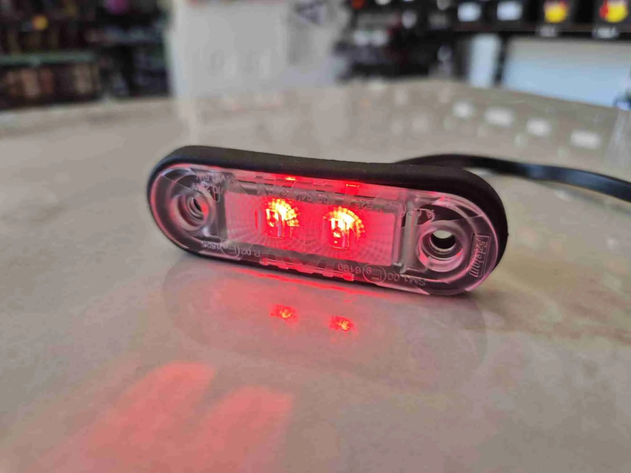 FRISTOM LAMPICA-PROZIRNO STAKLO-CRVENO SVIJETLO - cover