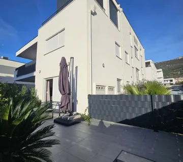 Jednosoban stan s terasom i vrtom Kaštel Stari, 40.00 m2, novogradnja - cover