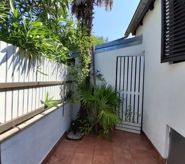 ČERVAR PORAT KUĆA NA PRODAJI 150 M OD PLAŽE (prodaja) - cover