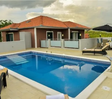 MUĆ GORNJI VILLA S BAZENOM 260 M2 NA PARCELI 2200 M - cover