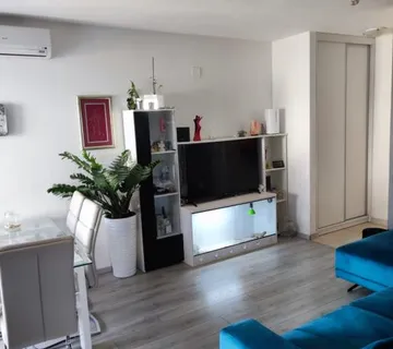 Prodaja, namješten 2-soban stan, centar Trogira - cover