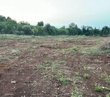 Prodaje se građevinsko zemljište, 4300m2 u industrijsko-poslovnoj zoni - cover