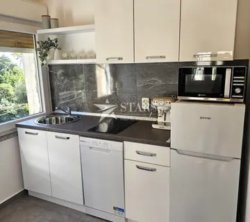 Rijeka, širi centar, adaptirana dva stana, 1s+db + garsonijera - cover