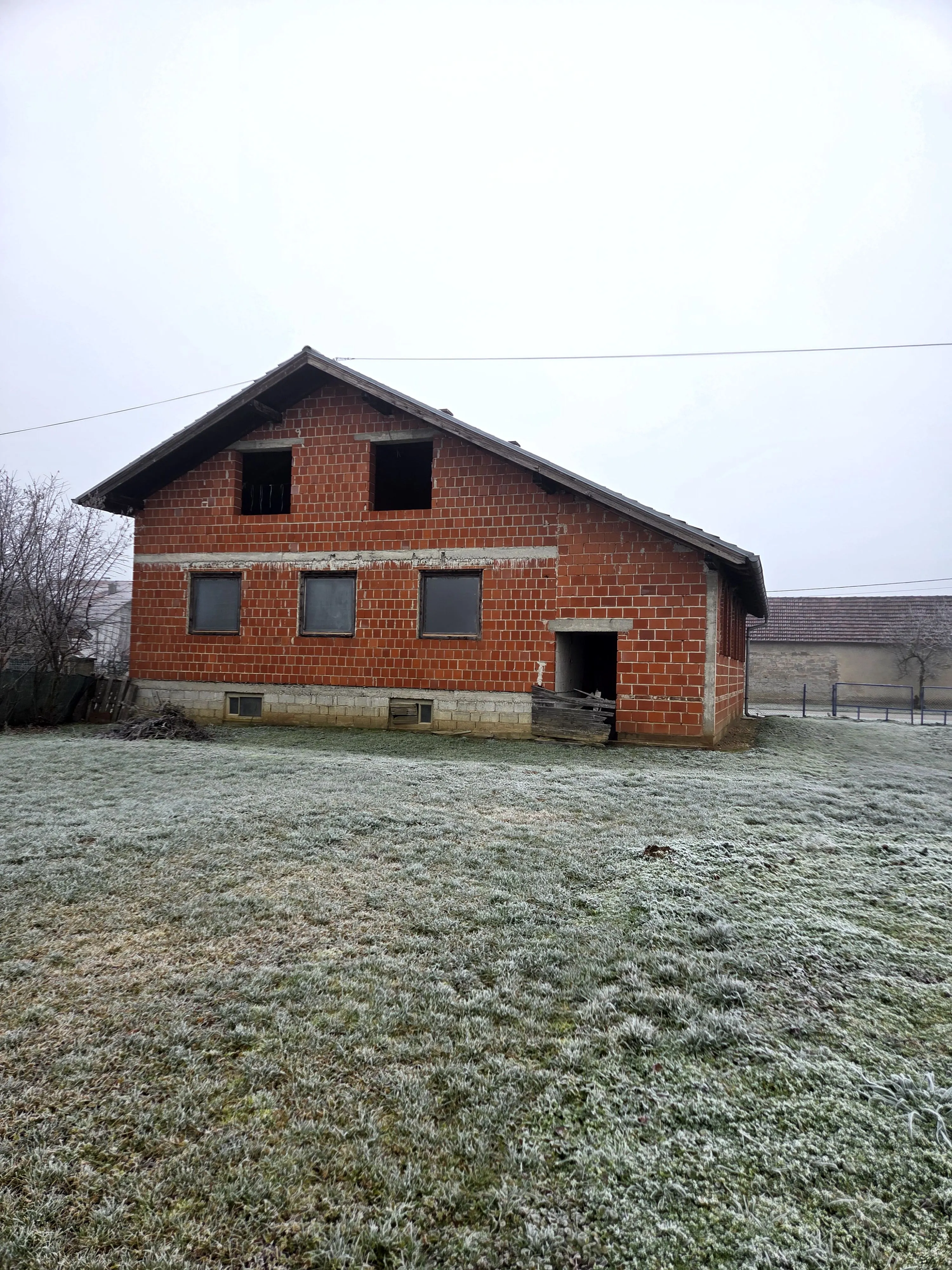 Prodaje se kuća u Roh-Bau stanju u Sivici, Općina Podturen. - cover