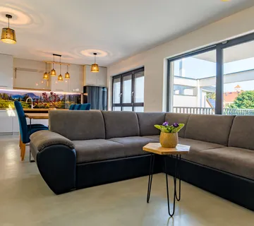 Tri etaže mira, svjetla i ugode – stan koji vas voli natrag - cover