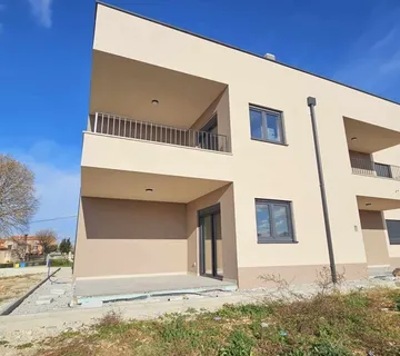 Poreč, 8 km- stan 76 m2 sa vrtom od ca 200 m2 - cover