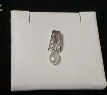 ZLATNI PRIVJESAK S DIJAMANTIMA I BISEROM / R1, RATE ! - cover