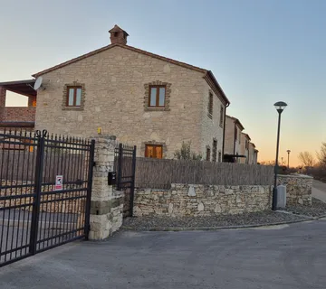 Kamenita vila sa bazenom ,garazom i vrtom - cover