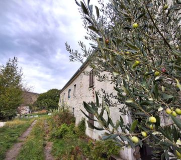 Istra, Roč: Izuzetna kamena kuća s pogledom+75.575m2 zemlje! - cover