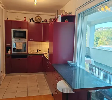 Prodaje se kuhinja puno drvo sa svim aparatima bordo boje f - cover