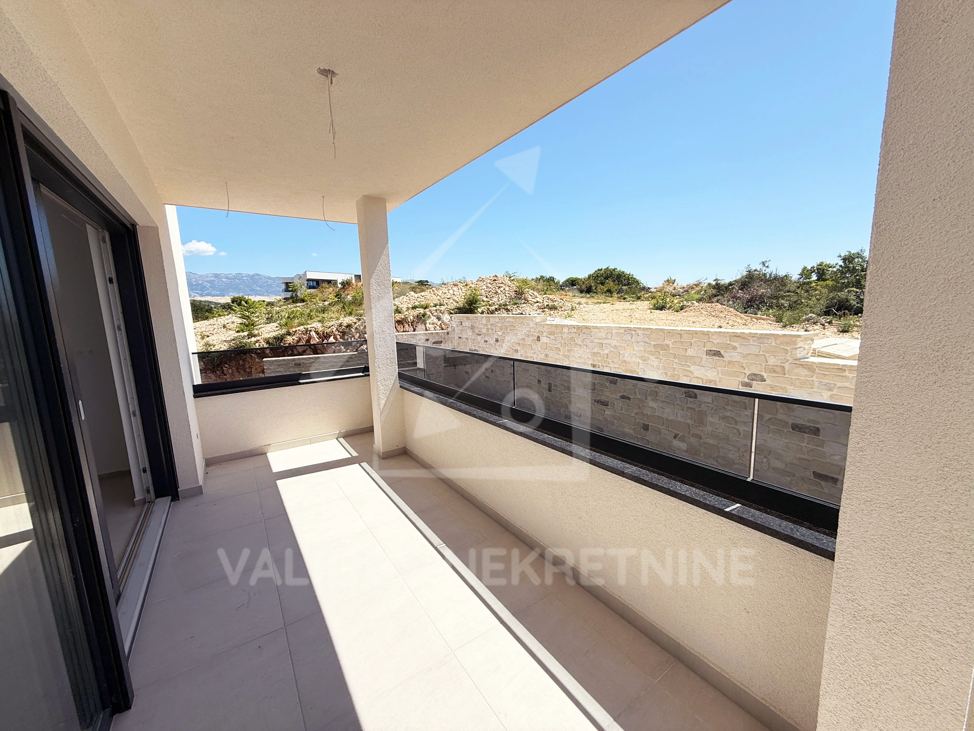 Novogradnja u centru Novalje, stan 60,21 m2, prizemlje, vrt, 198.693 € - cover
