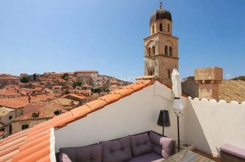 Dva stana u starom gradu (prodaja) - cover