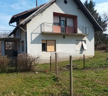 Prodaje se kuća za renoviranje s okućnicom i gospodarskim zgradama - cover