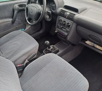 Opel Corsa 1.4i - cover