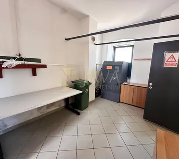 Čavle, ulični poslovni prostor s parkiralištem u centru - cover