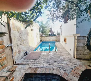 TAR-VABRIGA-RENOVIRANA KAMENA KUĆA SA BAZENOM NA PRODAJI - cover