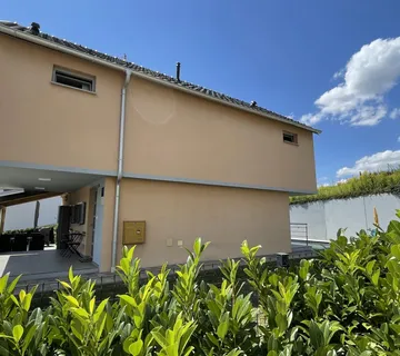 Luksuzna vila s bazenom i uređenom okućnicom - cover