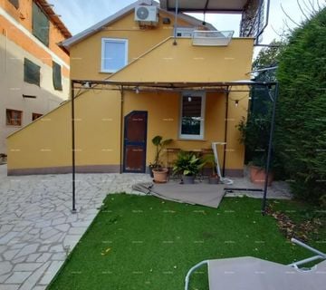 Prodaje se kuća sa 3 apartmana i dvorištem, blizu Pule (prodaja) - cover