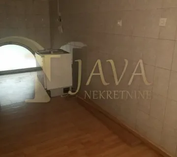 BRAJDA - IZNAJMLJUJE SE POSLOVNI PROSTOR BLIZU CENTRA GRADA - cover