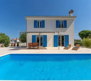 Samostojeća villa sa bazenom - cover