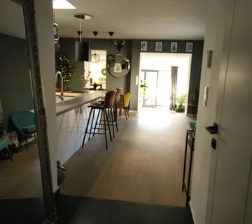 UNIKATAN DVOETAŽNI 3-SOBNI STAN (100 m2) S 2 TERASE - cover