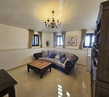 Dugoročno! Dvosoban stan: Kaštel Stari, 65.00 m2 (iznajmljivanje) - cover