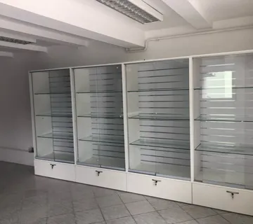 Vitrine za robu u trgovini - cover