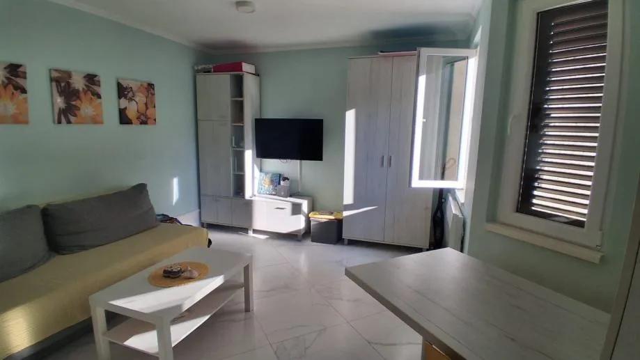 ČERVAR PORAT-STAN NA 1 KATU PRODAJA (prodaja) - cover