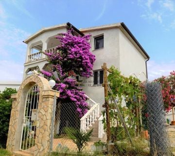 VIR-samostojeća dvokatnica s 3 apartmana - cover