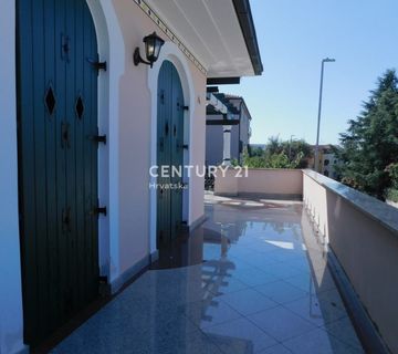 EKSKLUZIVNA VILA S BAZENOM I VERSACE INTERIJEROM – POREČ, FINIDA - cover