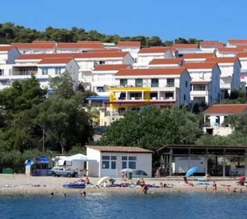 Rijetka prilika, apartman u 1. redu do mora - cover