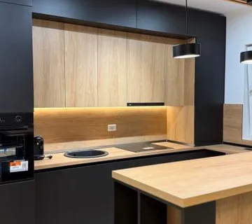 Kuhinja sa otokom i vitrinom - cover