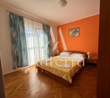 MURTER, 2-SOBAN STAN - 80,05M2 SA TERASOM, PARKING, 40OM OD CENTRA - cover