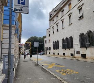 Prodaje se stan u centru . Smješten u glavnoj ulici grada Pule - cover
