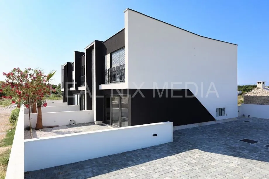 PRIVLAKA-KOMPLETNO NAMJEŠTENO I USELJIVO! (prodaja) - cover