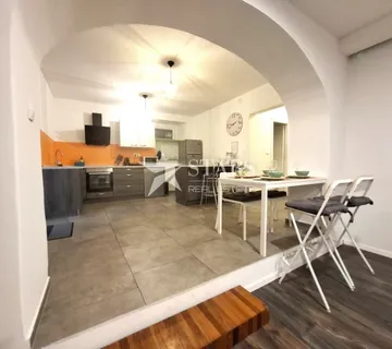 Opatija, centar prostrani stan u mirnoj ulici (prodaja) - cover