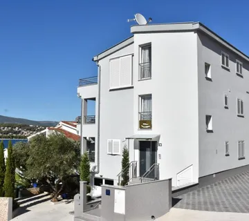 Prodaje se prekrasna vila na četiri etaže, svega 60m od mora, Okrug G. - cover