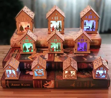 (2 komada) Drvene ukrasne kućice sa LED rasvjetom - cover